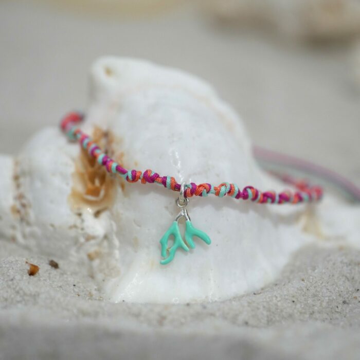 Bracelet Arielle en cordons noués multicolores avec pendentif corail en argent 925 émaillé, bijou fait main Loumaé