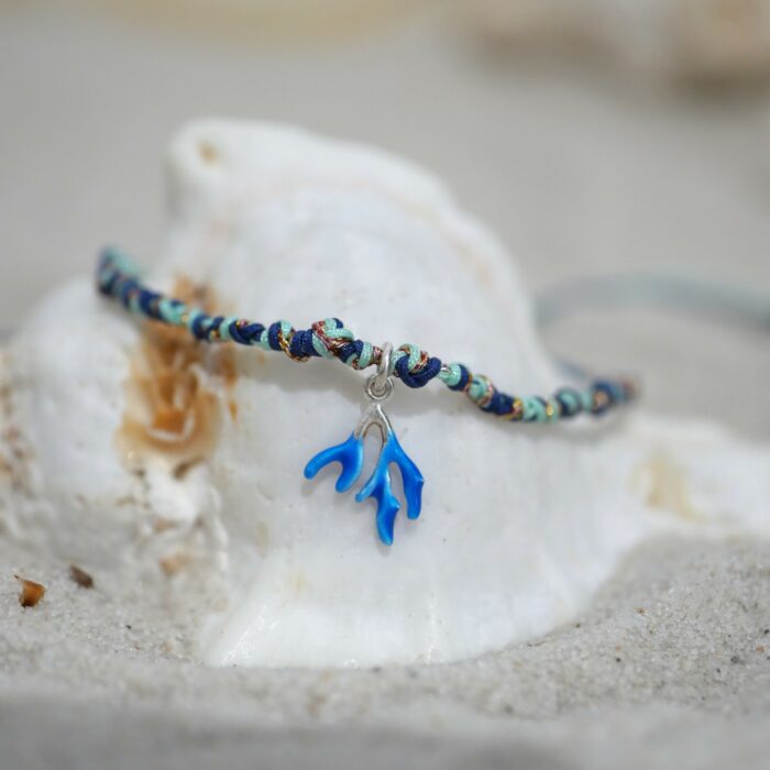 Bracelet Arielle en cordons noués multicolores avec pendentif corail en argent 925 émaillé, bijou fait main Loumaé