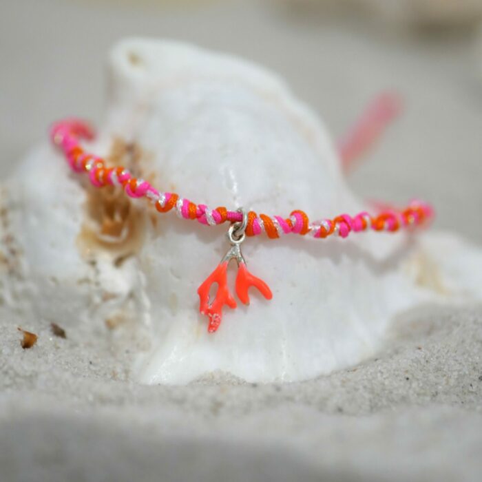 Bracelet Arielle en cordons noués multicolores avec pendentif corail en argent 925 émaillé, bijou fait main Loumaé