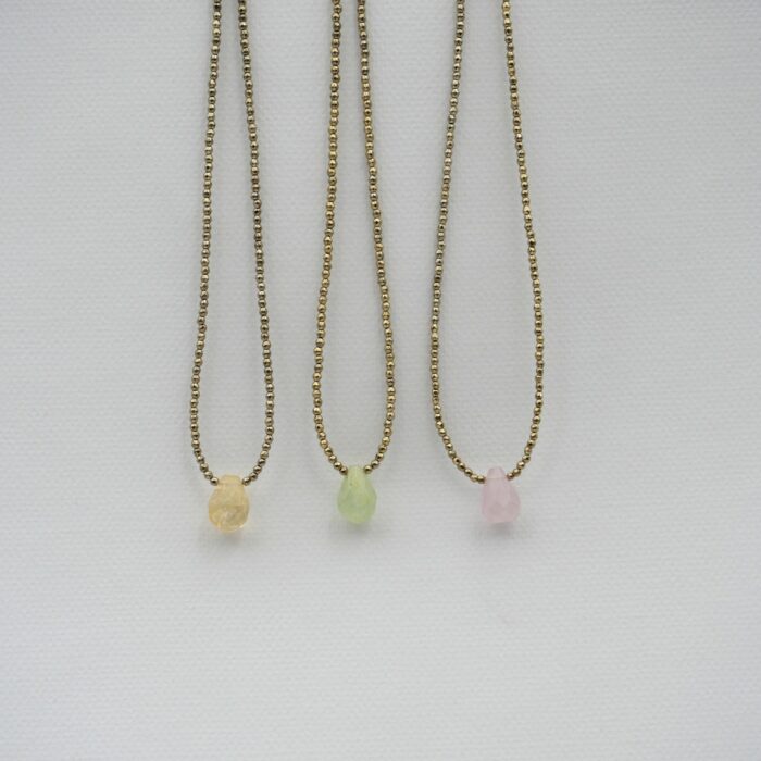 Collier Diva en hématite kaki mordorée avec pendentif goutte en quartz naturel rose, vert ou jaune.