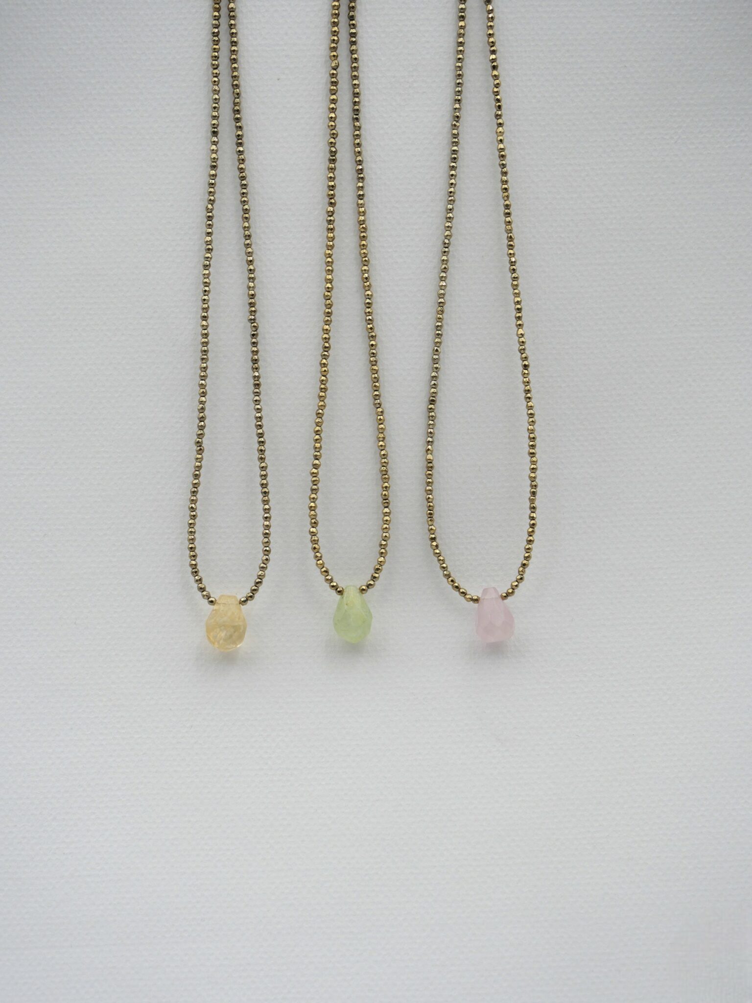 Collier Diva 1 Collier Diva en hématite kaki mordorée avec pendentif goutte en quartz naturel rose, vert ou jaune.