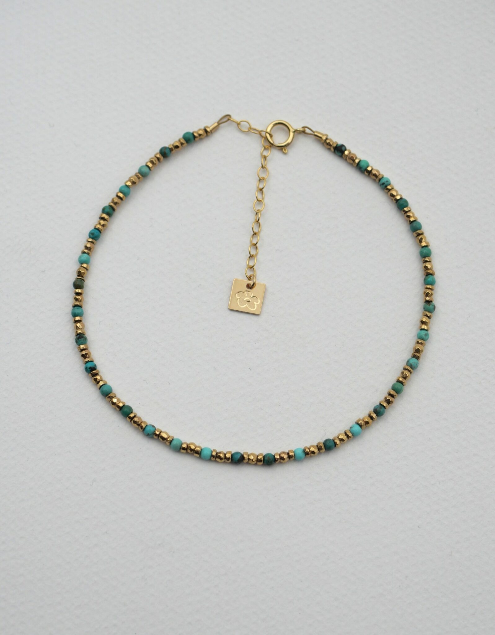 Bracelet de cheville Lova turquoise 3 Bracelet de cheville Lova en hématite dorée et pierres naturelles turquoise, nacre ou rhodonite, bijou fin et élégant fabriqué en France.