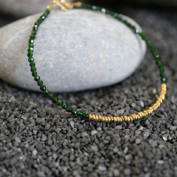 Bracelet Stella en Green Sandstone verte facettée et hématite dorée porté sur une chemise blanche, bijou fin et lumineux fabriqué à la main.