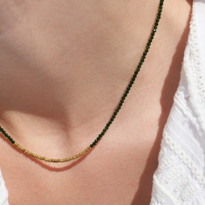 Collier Stella en Green Sandstone verte facettée et hématite dorée porté sur une chemise blanche, bijou fin et lumineux fabriqué à la main.