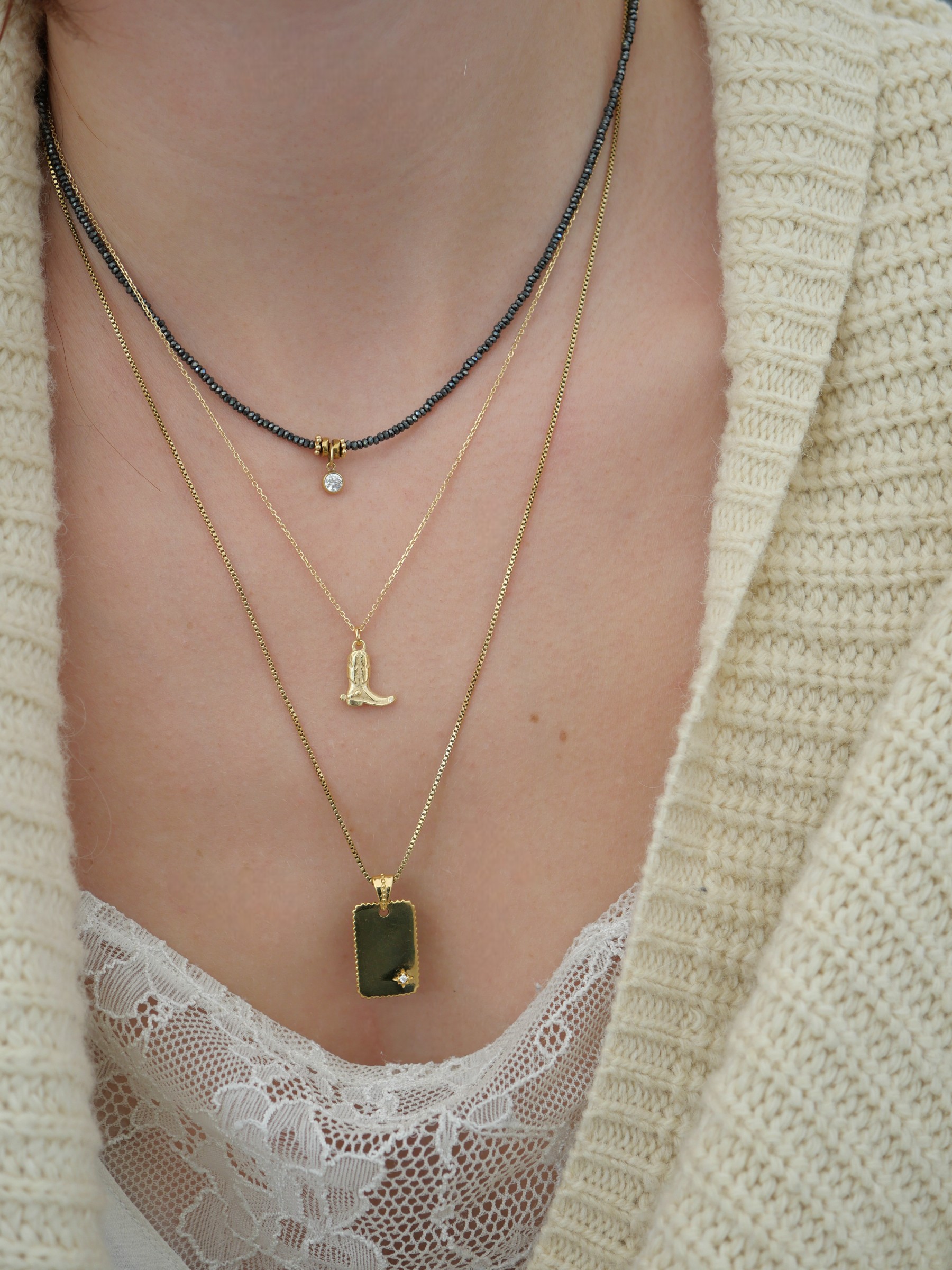 Collier Elsa or laminé 2 Collier Elsa en or laminé avec pendentif botte de cowboy, collier western chic pour femme.