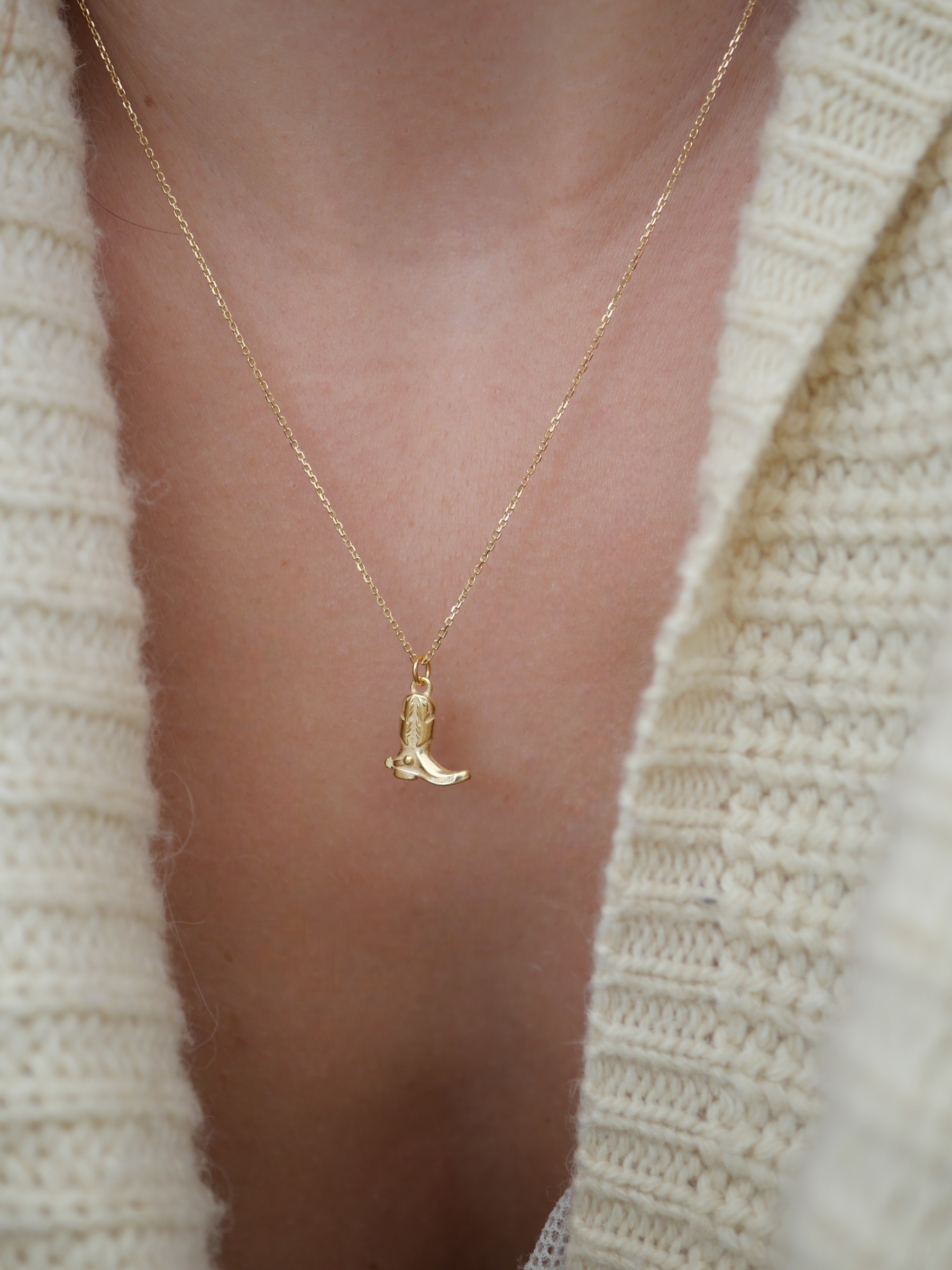 Collier Elsa or laminé 1 Collier Elsa en or laminé avec pendentif botte de cowboy, collier western chic pour femme.