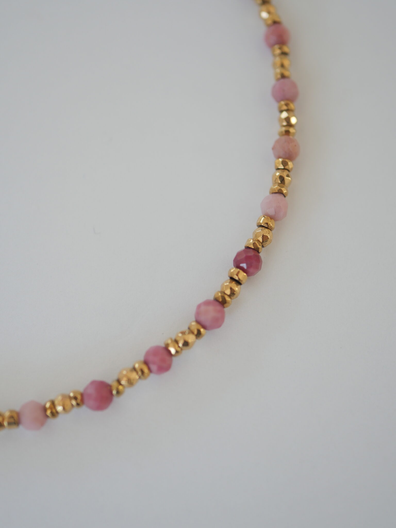 Bracelet de cheville Lova rhodonite 4 Bracelet de cheville Lova rhodonite — Loumaé Bijoux