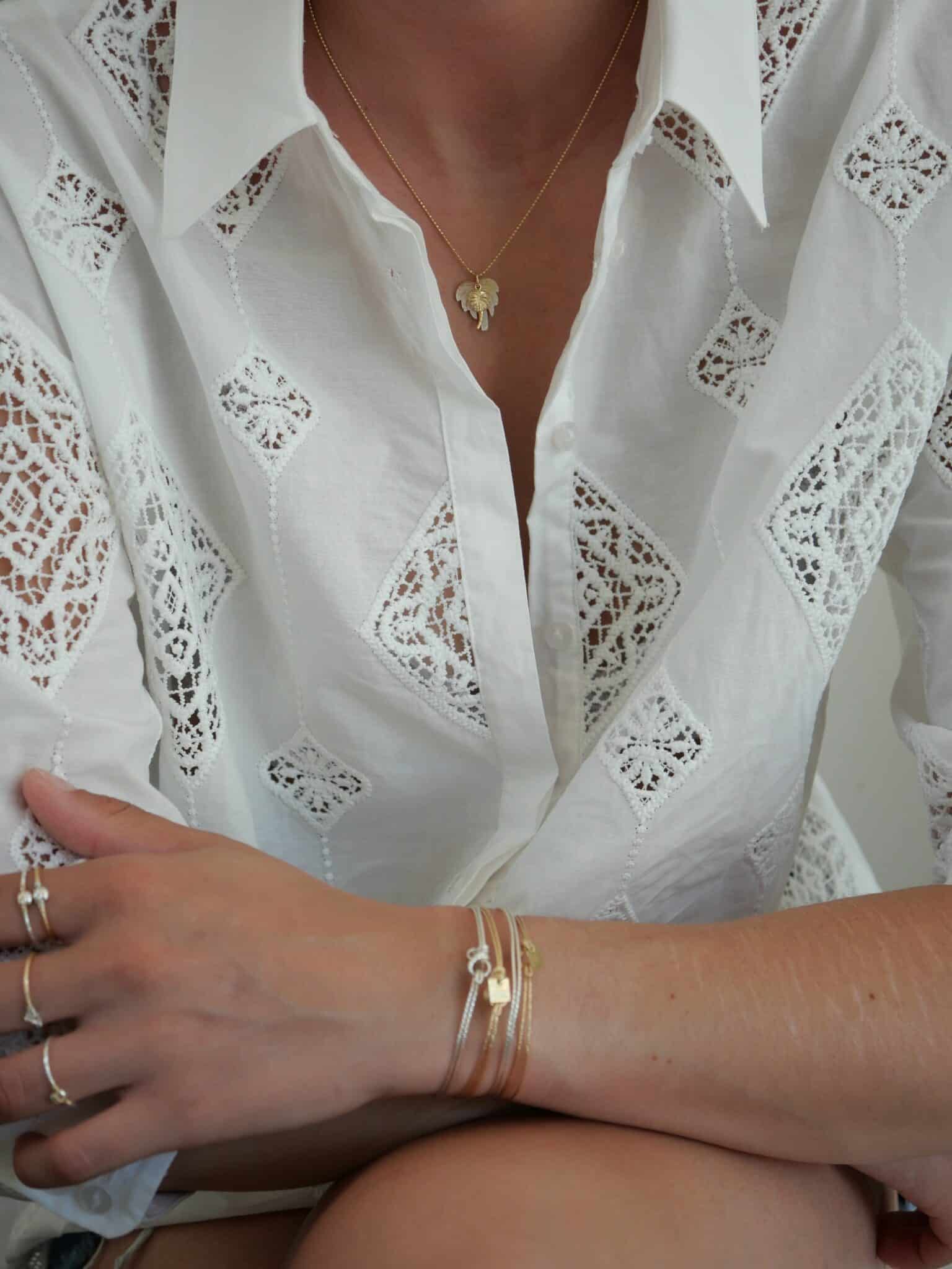 Collier Pita 3 Collier Pita avec chaîne plaquée or et double pendentif palmier en nacre naturelle et or laminé, bijou femme esprit bohème chic.