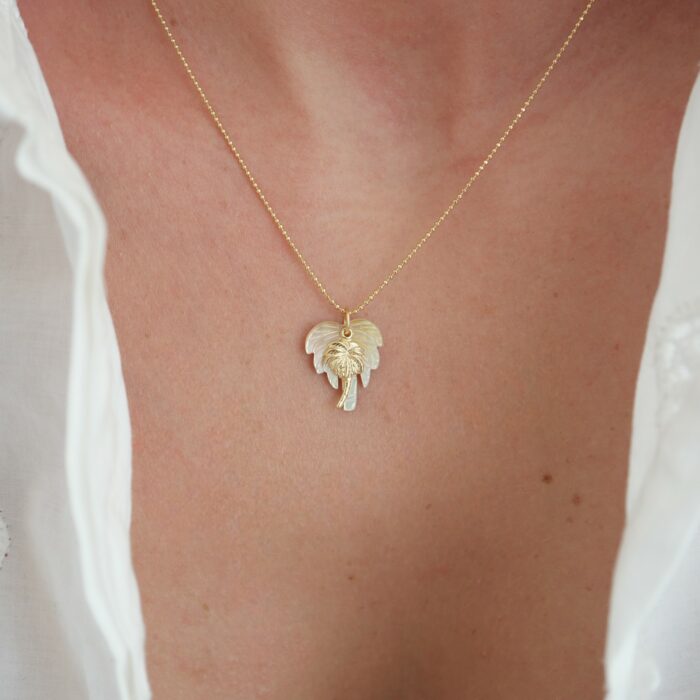 Collier Pita avec chaîne plaquée or et double pendentif palmier en nacre naturelle et or laminé, bijou femme esprit bohème chic.