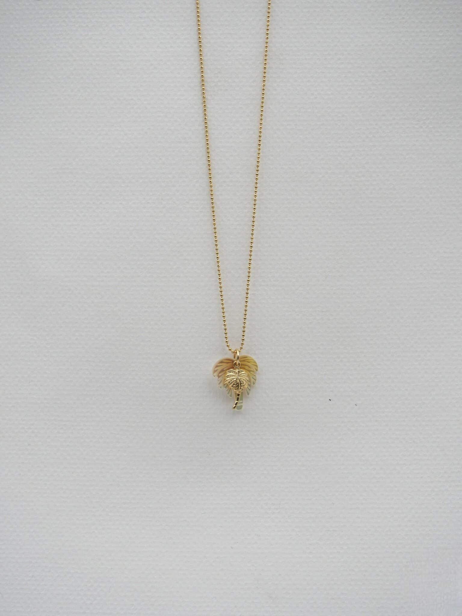 Collier Pita 2 Collier Pita avec chaîne plaquée or et double pendentif palmier en nacre naturelle et or laminé, bijou femme esprit bohème chic.