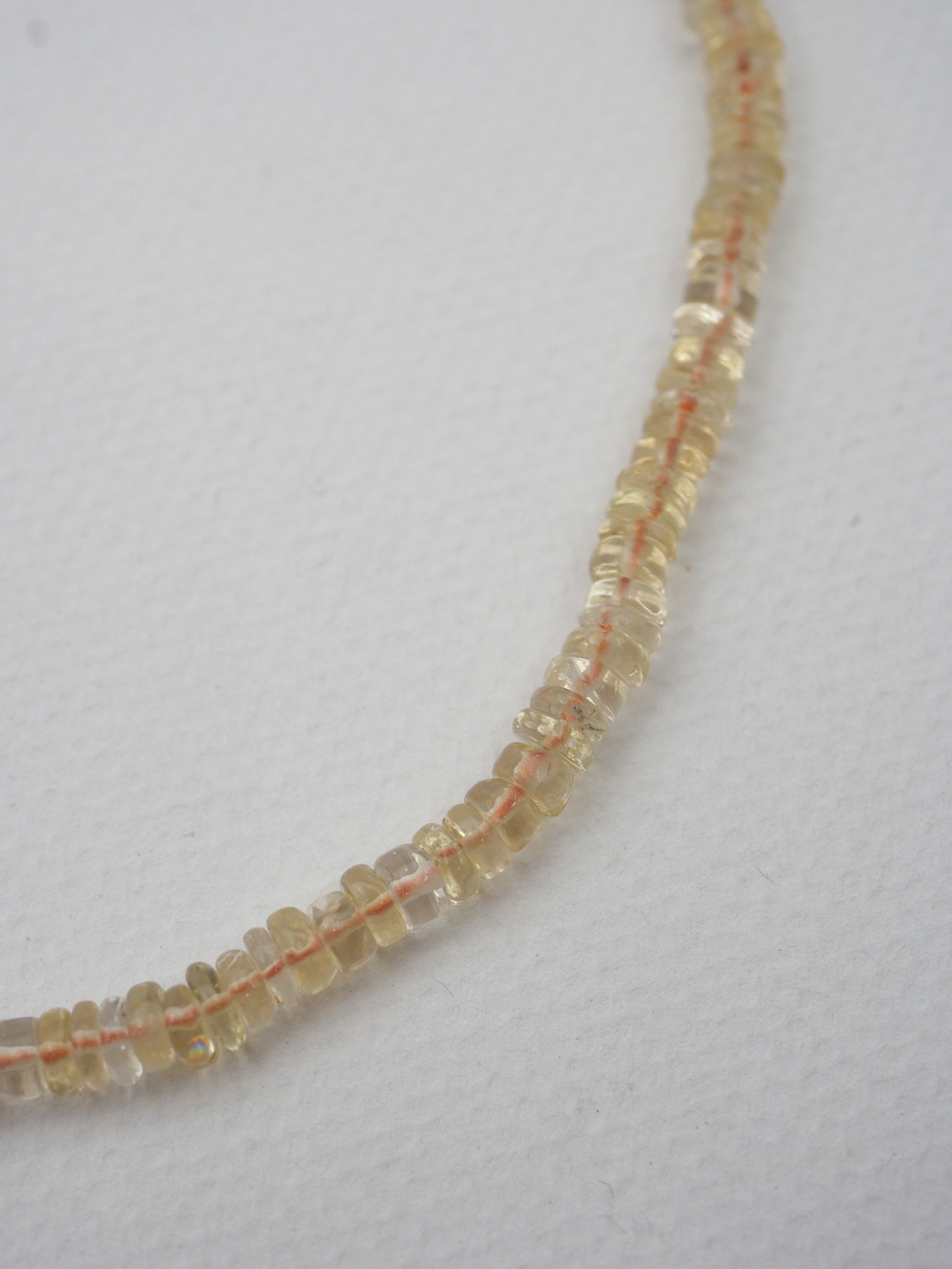 Collier Soléa 4 Collier Solea en citrine naturelle facettée, pierres aux nuances jaune miel montées en ras de cou avec fermoir et chaînette d'extension en or laminé