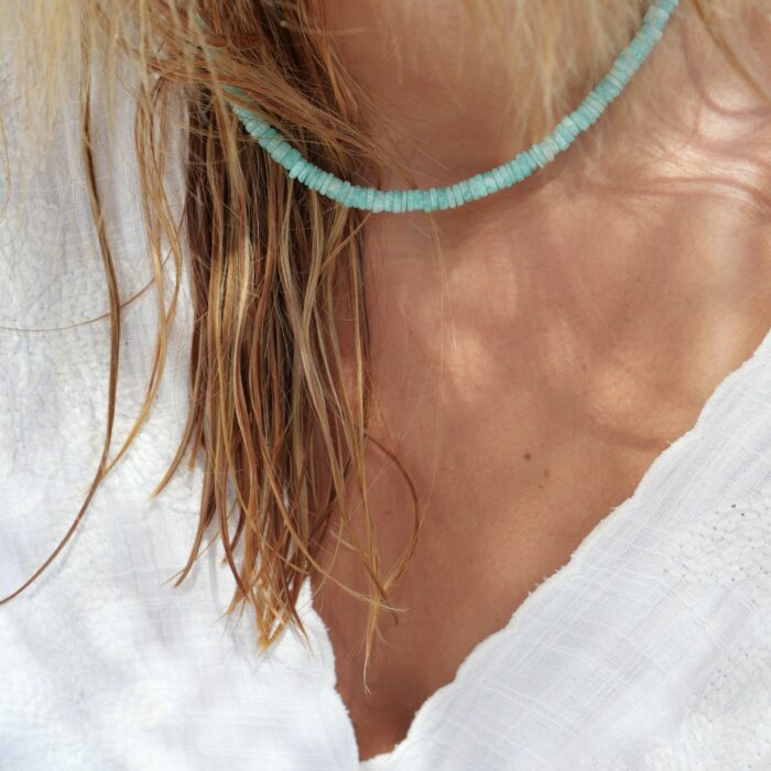 Collier Azura en amazonite naturelle facettée, pierres aux nuances turquoise et bleu lagon, montées avec fermoir et chaînette d'extension en or laminé (gold filled).