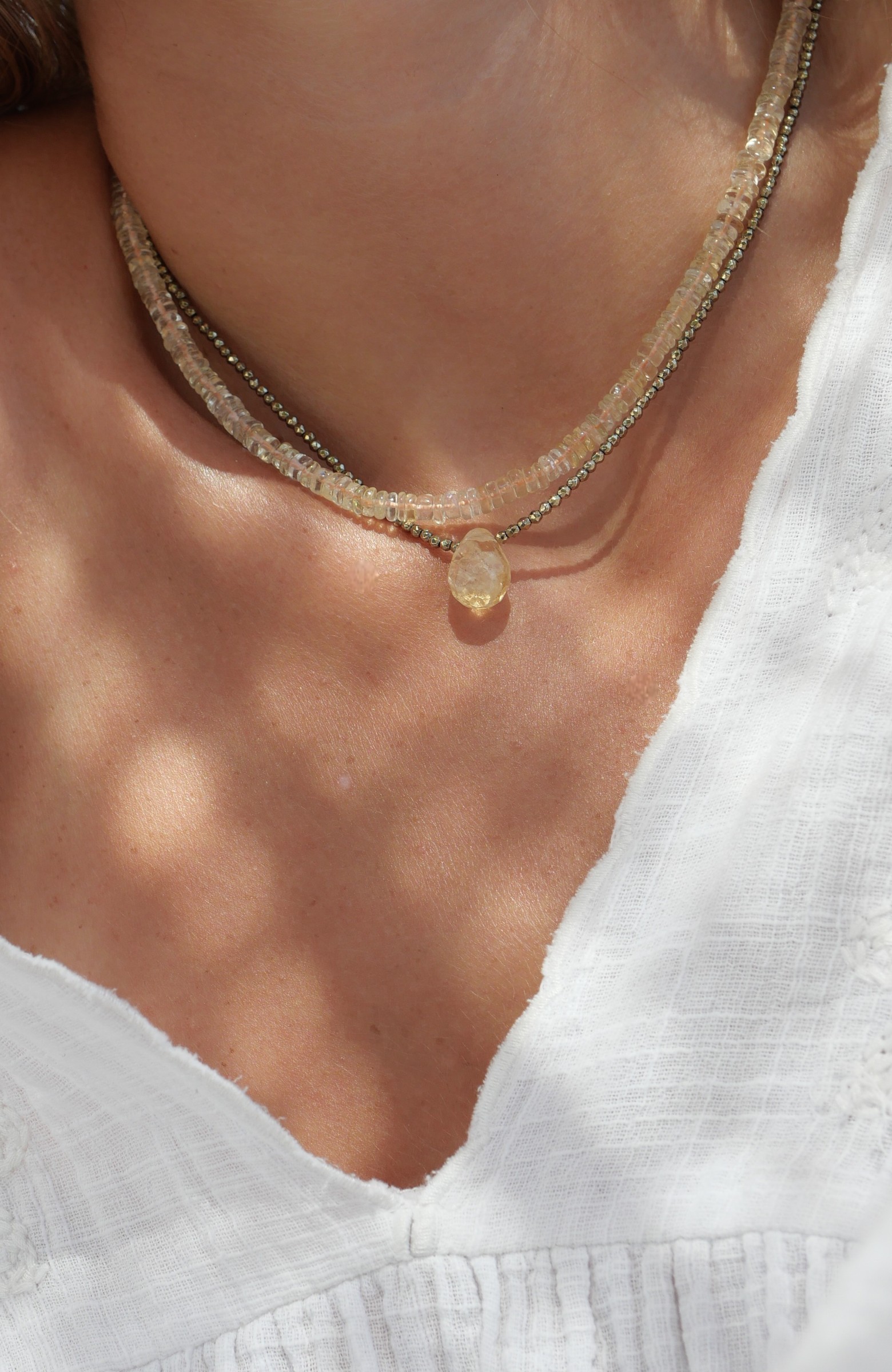 Collier Soléa 2 Collier Solea en citrine naturelle facettée, pierres aux nuances jaune miel montées en ras de cou avec fermoir et chaînette d'extension en or laminé