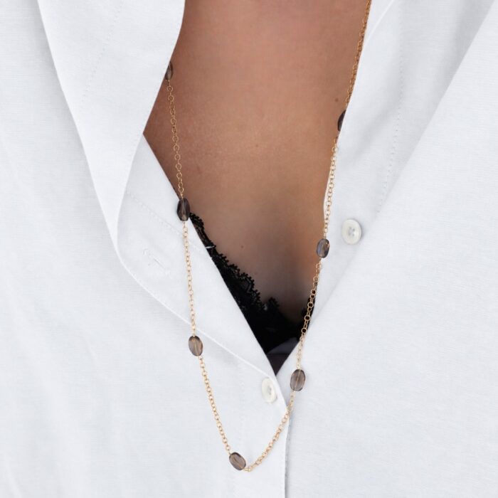 Sautoir Marquise en quartz fumé naturel et argent 925 plaqué or porté sur une chemise blanche
