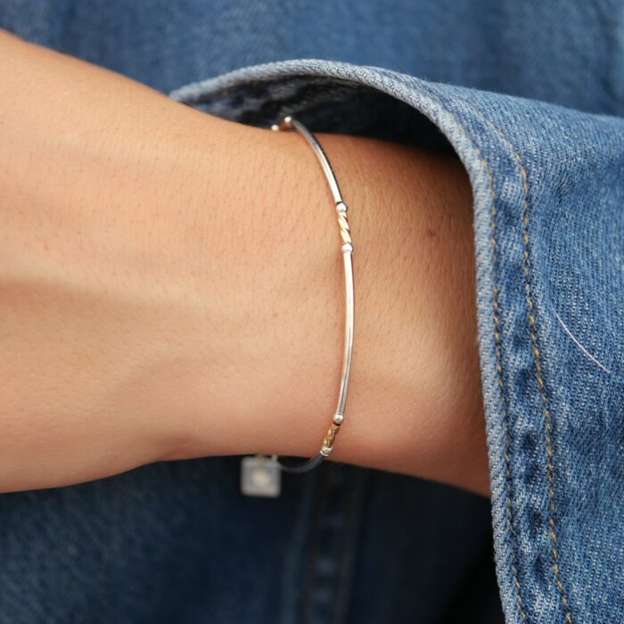 Bracelet Maureen bicolore en argent 925 et or laminé Gold Filled 14 carats, porté au poignet.