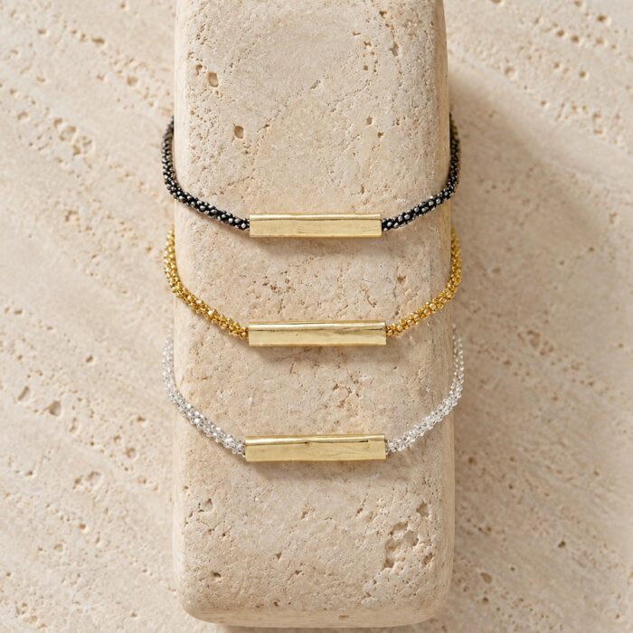 Bracelet Lison Loumaé Bijoux en trois finitions : doré, argent 925 et argent 925 rhodié noir, avec tube en or laminé.