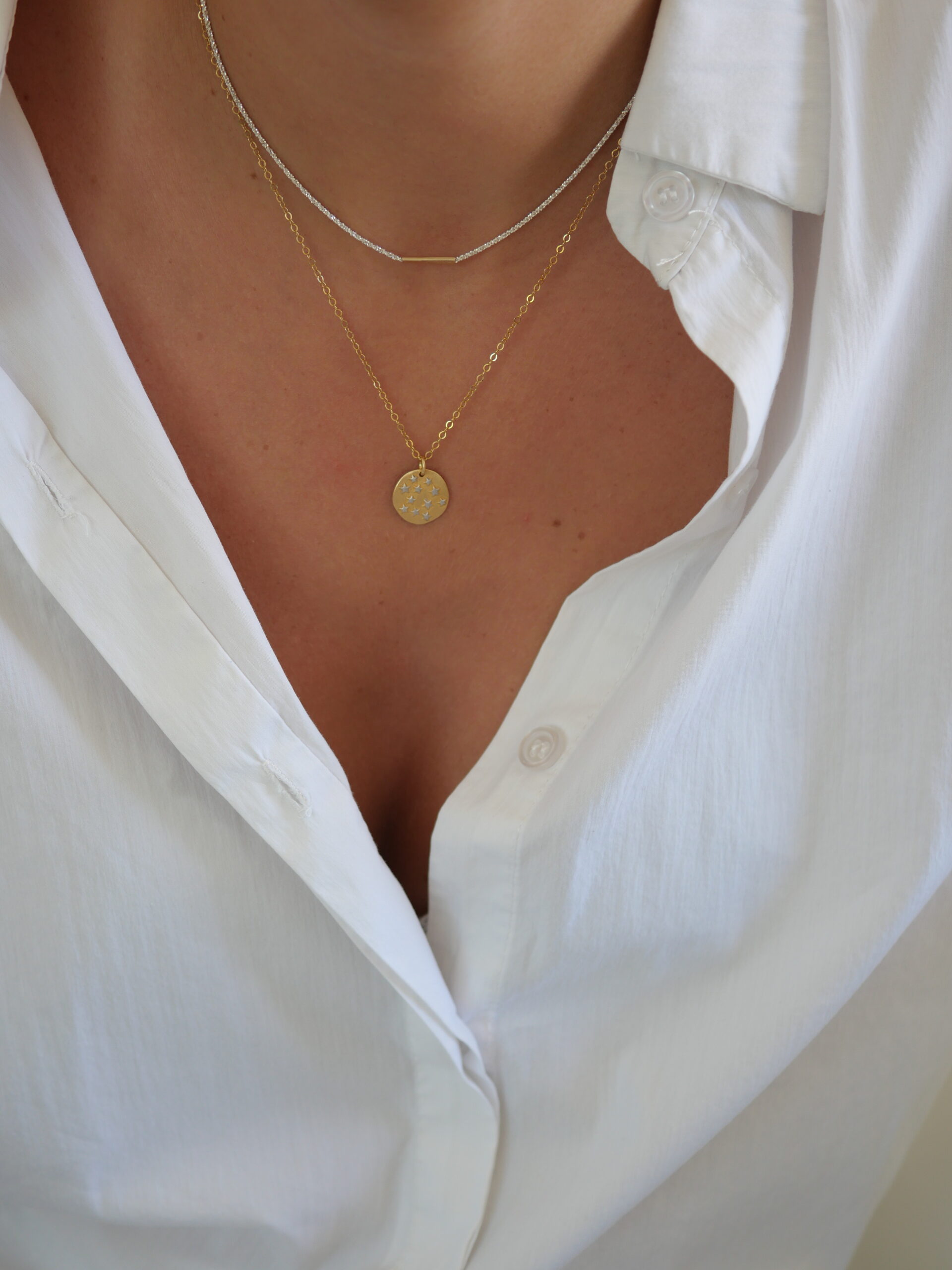 Loumaé Bijoux 8 Colliers Céleste et Lison en or laminé portés en accumulation sur une chemise blanche – Loumaé Bijoux