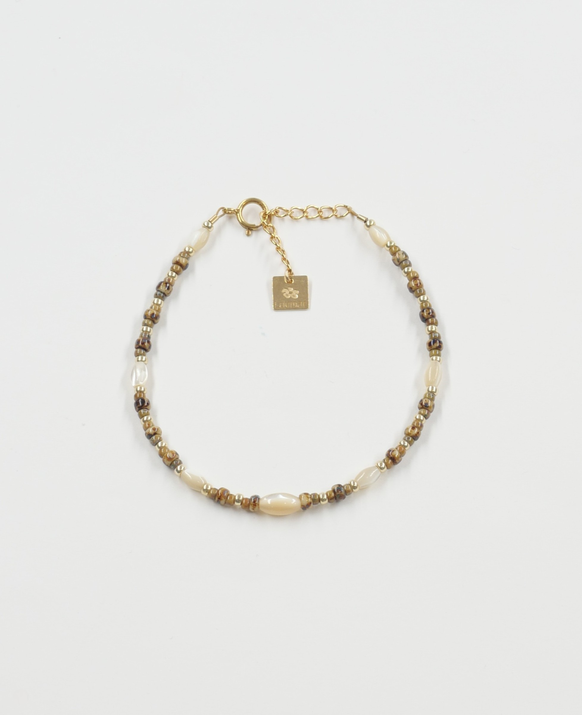 Bracelet Suzie 2 Bracelet Suzie en perles Miyuki japonaises aux motifs léopard et dorés, avec perles de nacre en forme d'olive, fermoir et chaîne de rallonge en or laminé 14 carats – Loumaé Bijoux.
