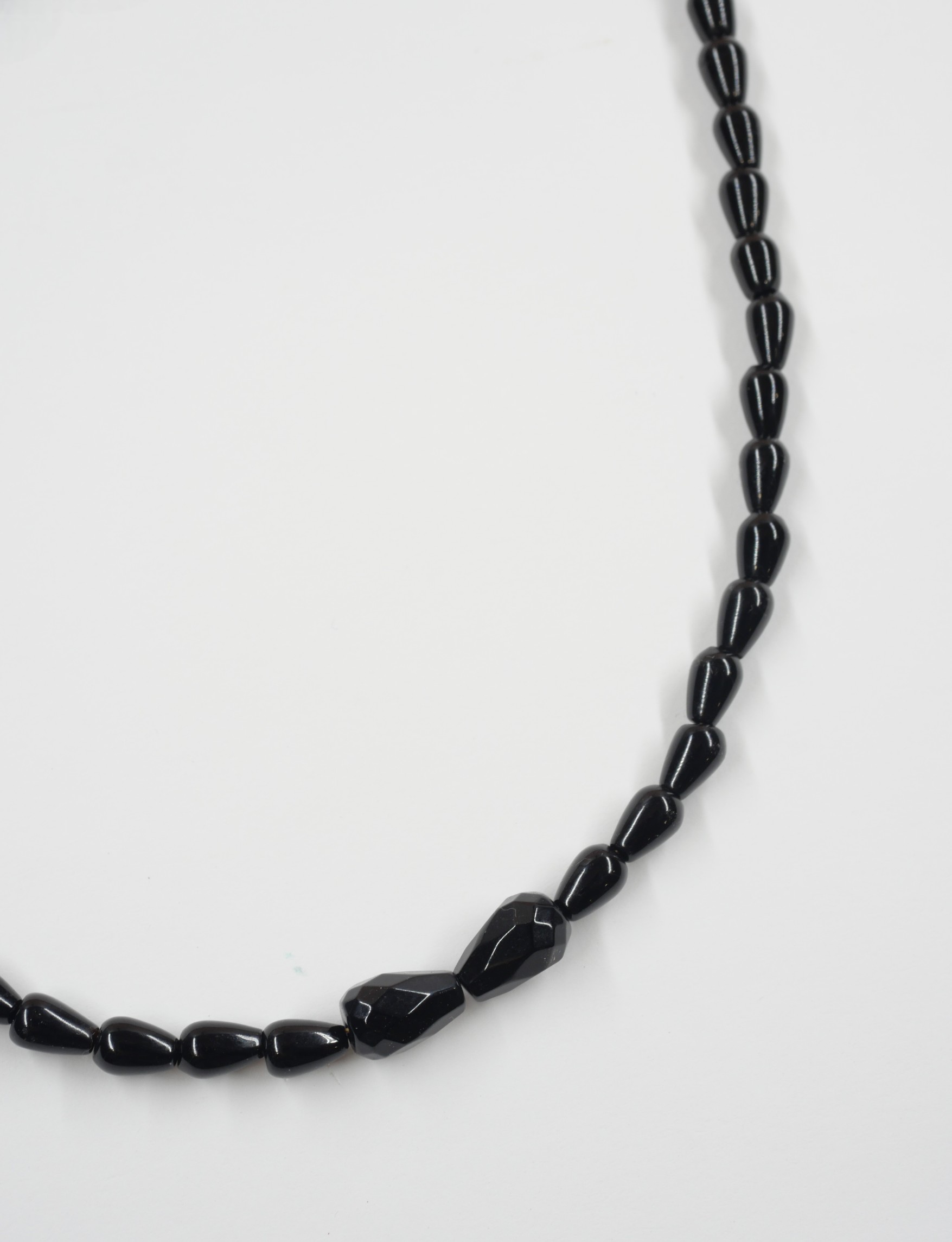 Collier Sweet rebel 5 Gros plan du collier Sweet Rebel en onyx noir, détail des perles en forme de gouttes et des deux pierres centrales facettées.