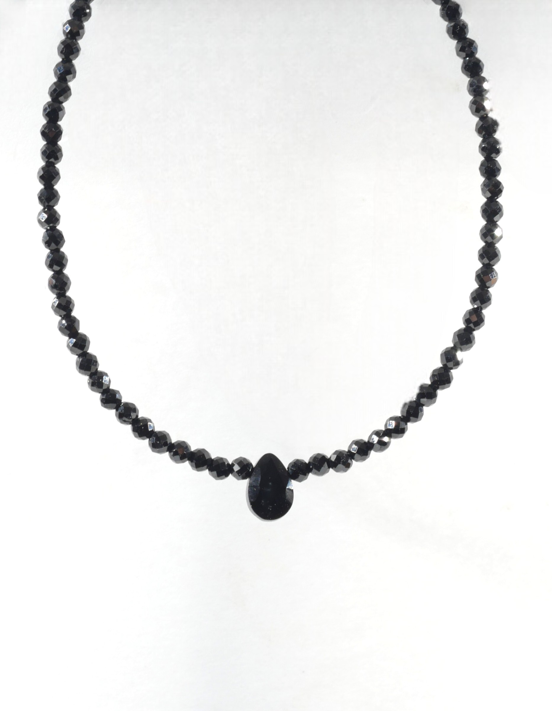 Collier Skinny Love 4 Gros plan du collier Skinny Love montrant ses perles d’onyx noir facettées et sa goutte centrale de 4 × 6 mm sur fond blanc.