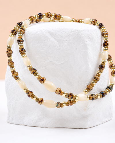 Bracelet Suzie en perles Miyuki japonaises aux motifs léopard et dorés, avec perles de nacre en forme d'olive, présentés sur un support blanc – Loumaé Bijoux.
