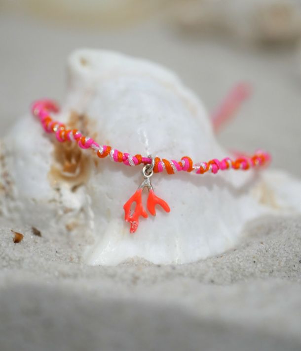 Bracelet Arielle en cordons noués multicolores avec pendentif corail en argent 925 émaillé, bijou fait main Loumaé