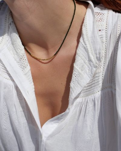 collier ras de cou en pierres vertes