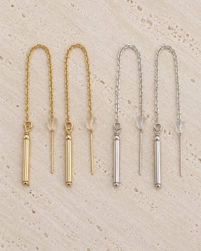 Boucles d’oreilles Nova Loumaé Bijoux en or laminé et argent 925 sur travertin clair.
