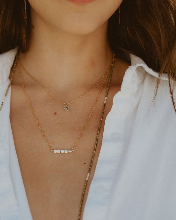 Loumaé Bijoux 7 Collier fin plaqué or 3 microns 18 carats avec un pendentif en pierres semi précieuses