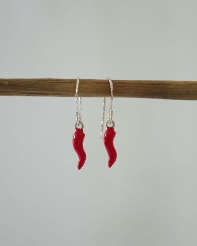 Boucles d’oreilles argent avec mini piment rouge émaillé suspendu