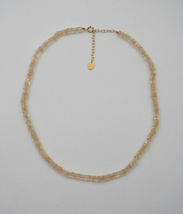 Collier Solea en citrine naturelle facettée, pierres aux nuances jaune miel montées en ras de cou avec fermoir et chaînette d'extension en or laminé
