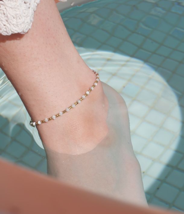 Bracelet de cheville Lova en hématite dorée et pierres naturelles turquoise, nacre ou rhodonite, bijou fin et élégant fabriqué en France.