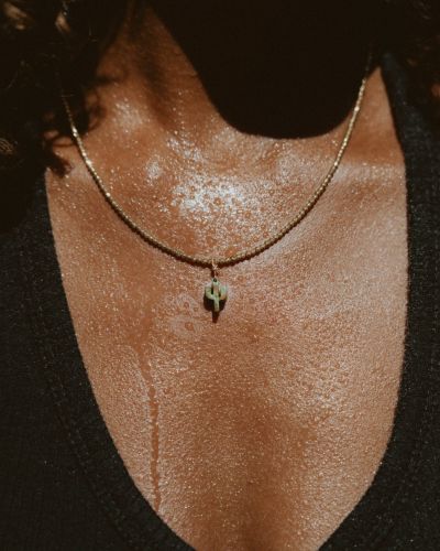 Collier en hématite dorée avec pendentif cactus sculpté en turquoise naturelle Kingman Arizona