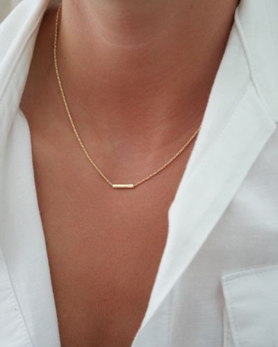 Collier Lison doré porté avec chaîne maille herringbone et tube central en or laminé Gold Filled 14 carats – Loumaé Bijoux.