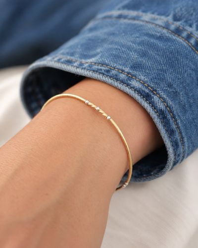 Bracelet Anouck bicolore en argent 925 et or laminé Gold Filled 14 carats, porté au poignet.