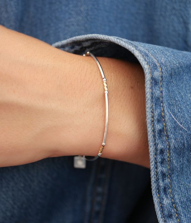 Bracelet Maureen bicolore en argent 925 et or laminé Gold Filled 14 carats, porté au poignet.