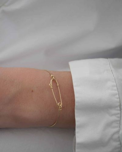 Jonc fin en or laminé avec épingle artisanale et fermoir ajustable