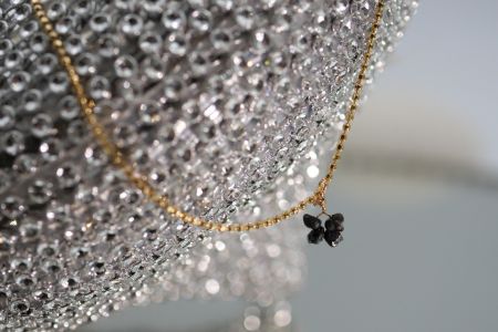 Collier fin avec des diamants noirs