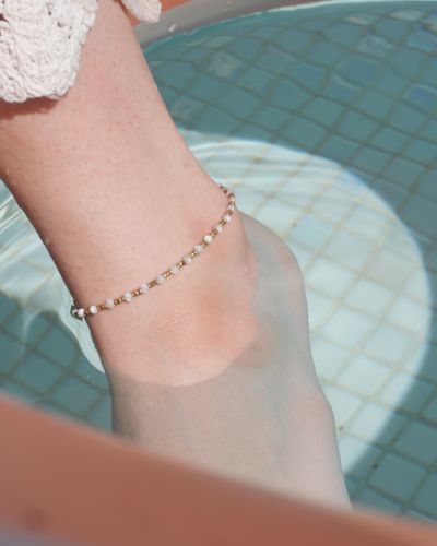 Bracelet de cheville Lova en hématite dorée et pierres naturelles turquoise, nacre ou rhodonite, bijou fin et élégant fabriqué en France.
