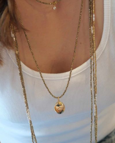 Collier Ninette 1 Collier porte-photo Ninette en hématite facettée avec médaillon ouvrant doré et trèfle porte-bonheur.
