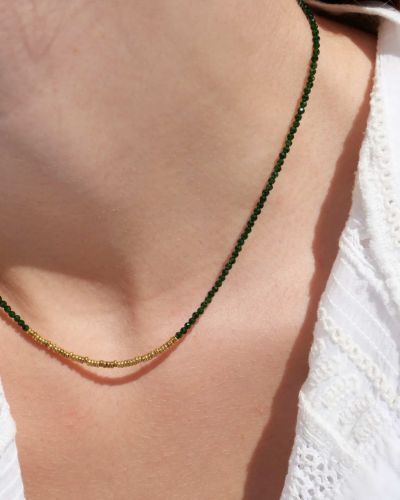 Collier Ninette 10 Collier Stella en Green Sandstone verte facettée et hématite dorée porté sur une chemise blanche, bijou fin et lumineux fabriqué à la main.