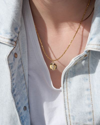 collier doré en hématite