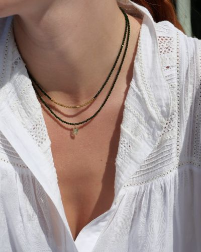 collier en pierres naturelles vertes et pendentif plaqué or