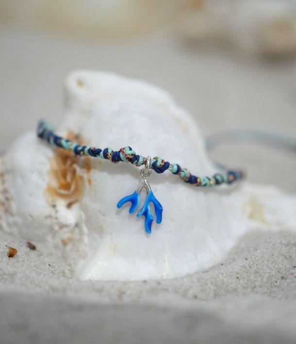 Bracelet Arielle en cordons noués multicolores avec pendentif corail en argent 925 émaillé, bijou fait main Loumaé