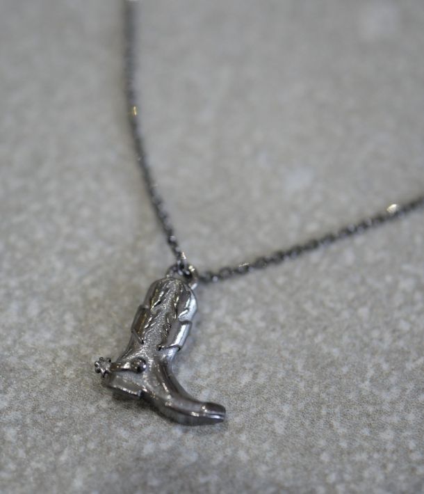 Collier Elsa en argent 925 rhodié noir avec pendentif botte de cowboy, collier western chic contemporain.