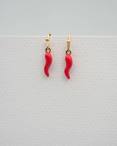 Boucles d’oreilles plaqué or avec mini piment rouge émaillé suspendu