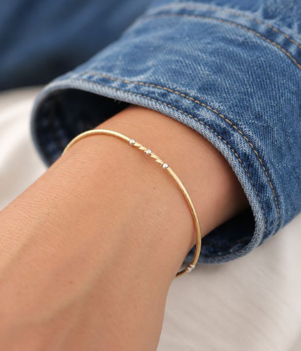 Bracelet Anouck bicolore en argent 925 et or laminé Gold Filled 14 carats, porté au poignet.