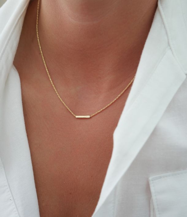 Collier Lison doré porté avec chaîne maille herringbone et tube central en or laminé Gold Filled 14 carats – Loumaé Bijoux.