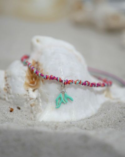 Bracelet Arielle en cordons noués multicolores avec pendentif corail en argent 925 émaillé, bijou fait main Loumaé