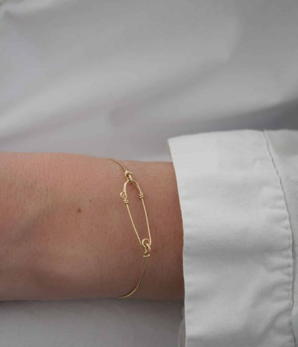 Jonc fin en or laminé avec épingle artisanale et fermoir ajustable